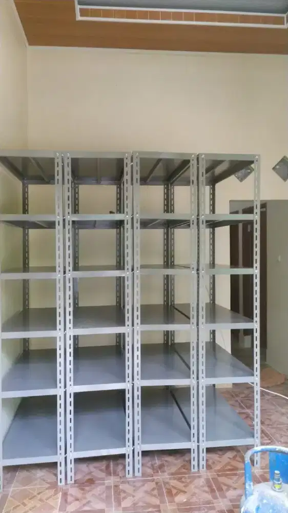 Rak besi siku lubang ukuran standar