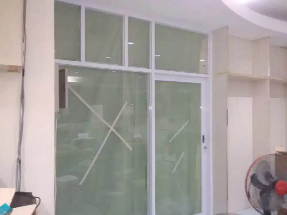 Pintu alumunium dan partisi kaca