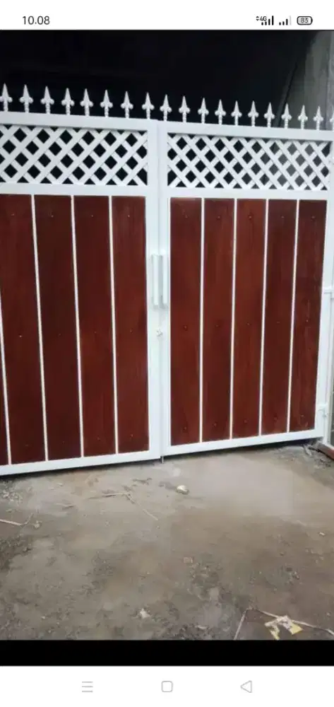 Pintu garasi rumah pakai grc srat kayu