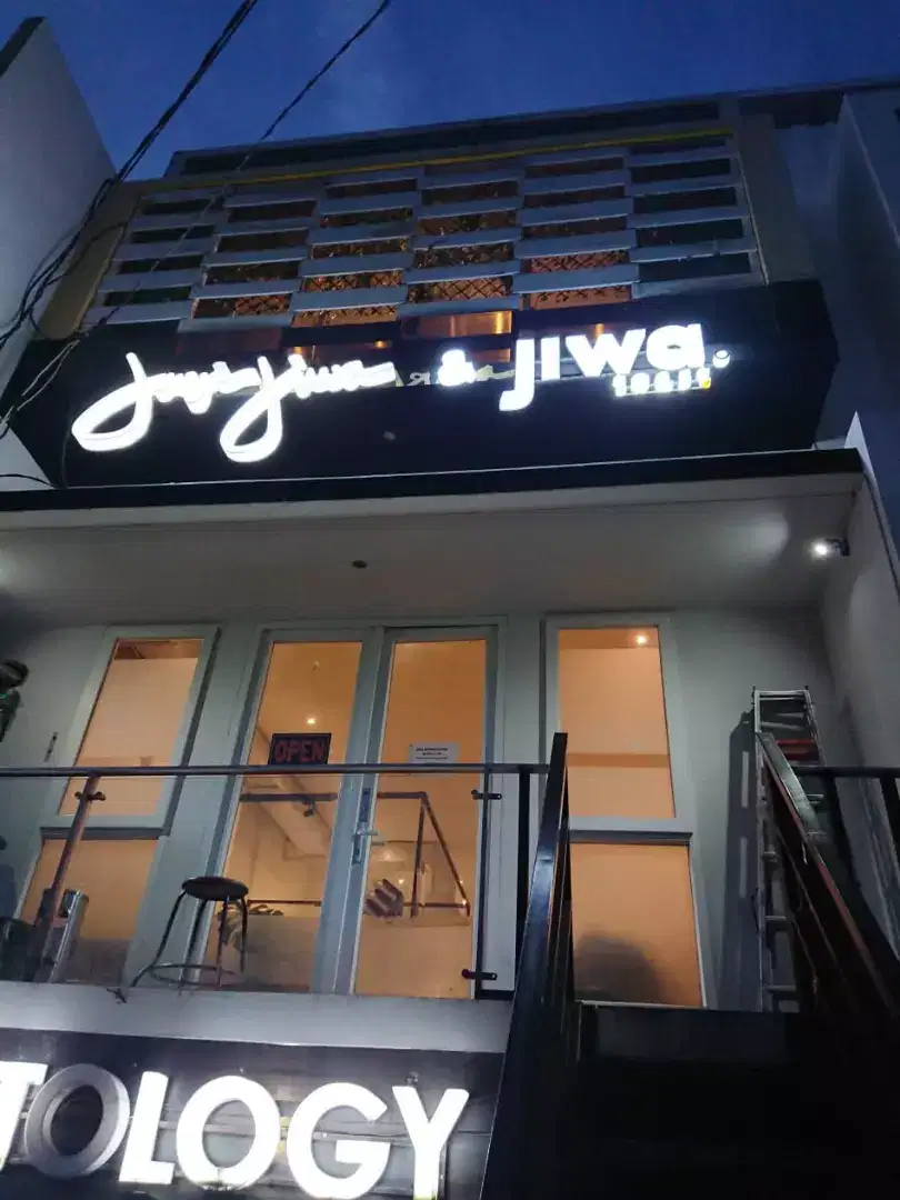 Huruf timbul dan Neon box