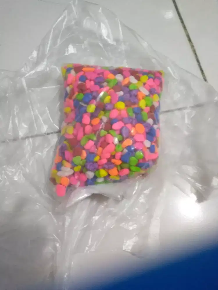 Batuan warna untuk aquarium