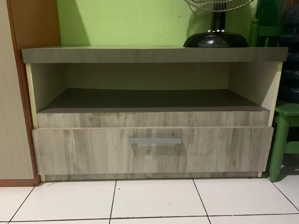 Lemari Meja TV / Lemari Baju / Lemari Pakaian (NET)