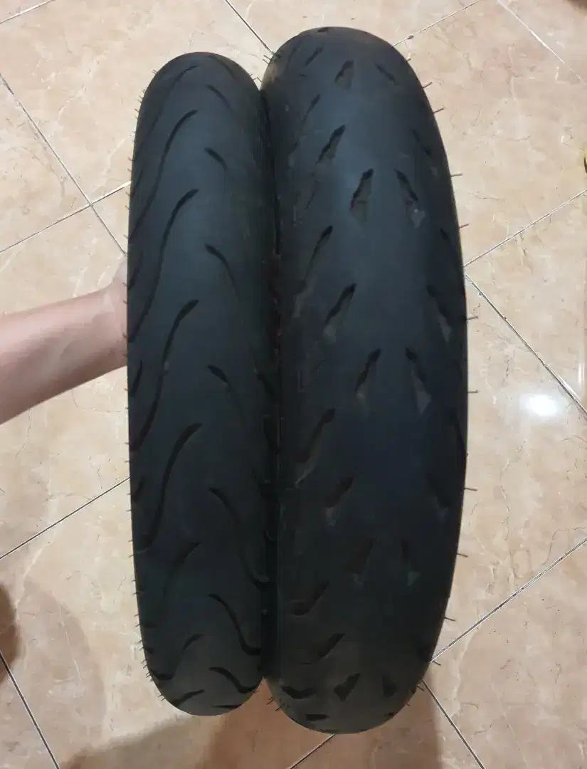 2 buah Ban Michelin Pilot & ZR Ring 17