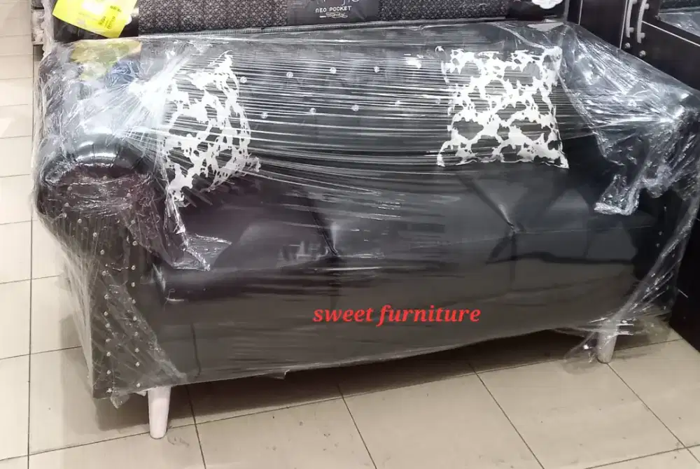 Sofa santai kulit hitam