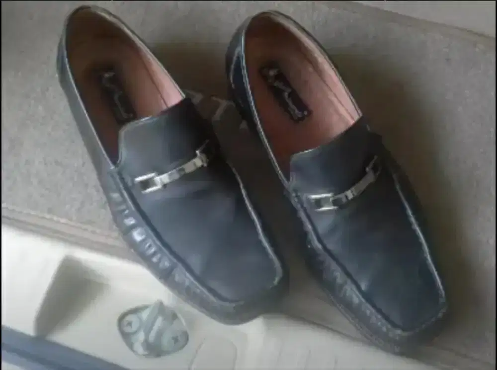 Sepatu pria merk MARIO MINARDI.