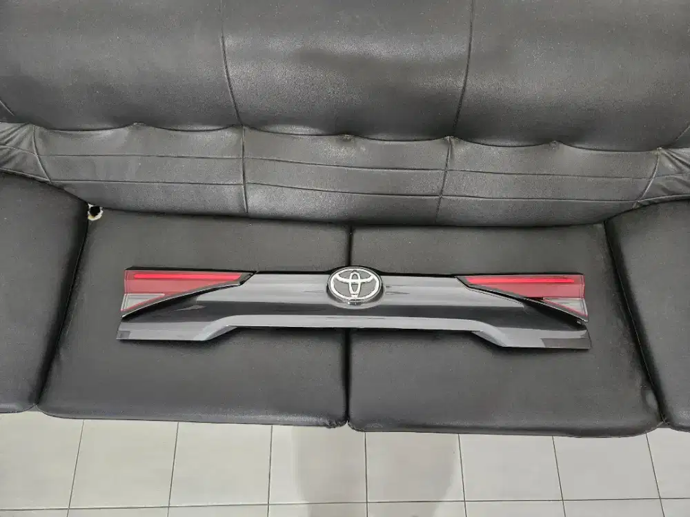 Lampu Belakang Bagian Bagasi Avanza 2022 + Panel Penutup bagian tengah