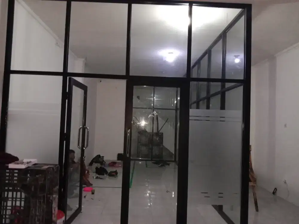 Partisi kaca kaca dan pintu