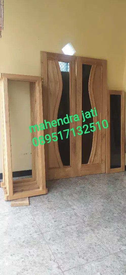 Pintu kayu jati tua