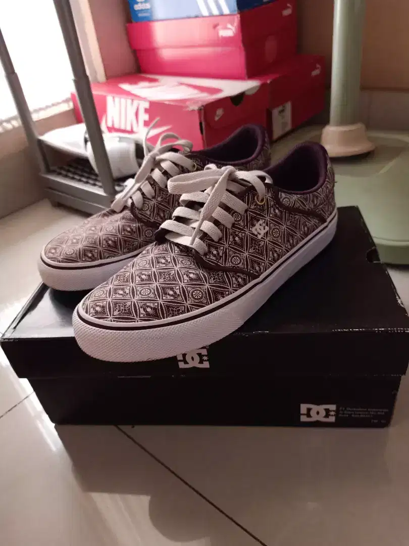 Sepatu dc  motif  batik ukuran 40.5