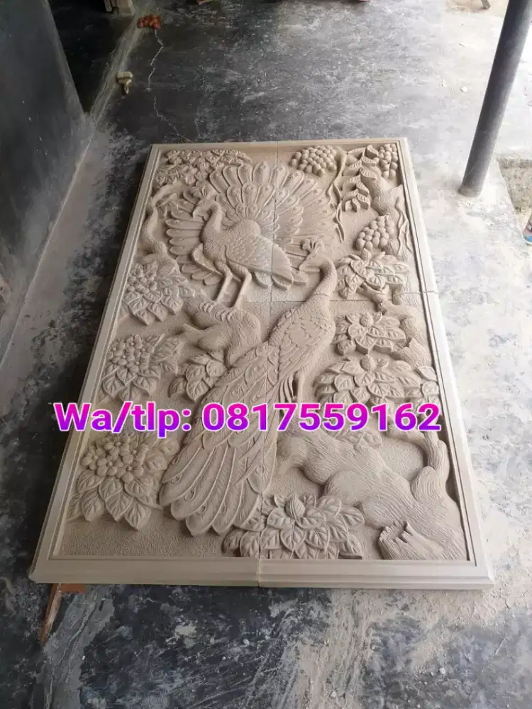 Relief  burung merak  batu alam
