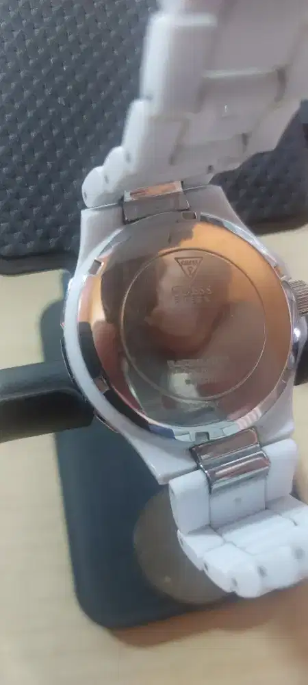 Jam tangan GUESS Wanita White Polycarbonate