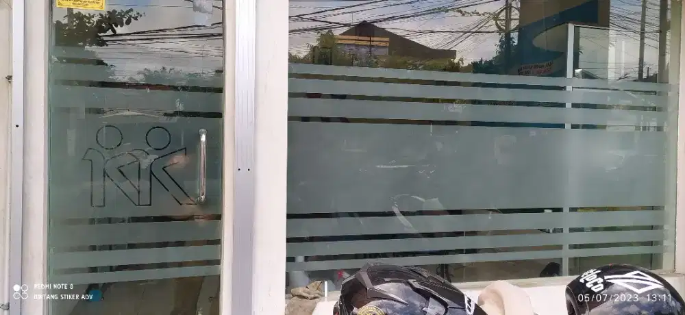 Penampakan dekorasi kaca dgn stiker sunblas dan kaca film riben