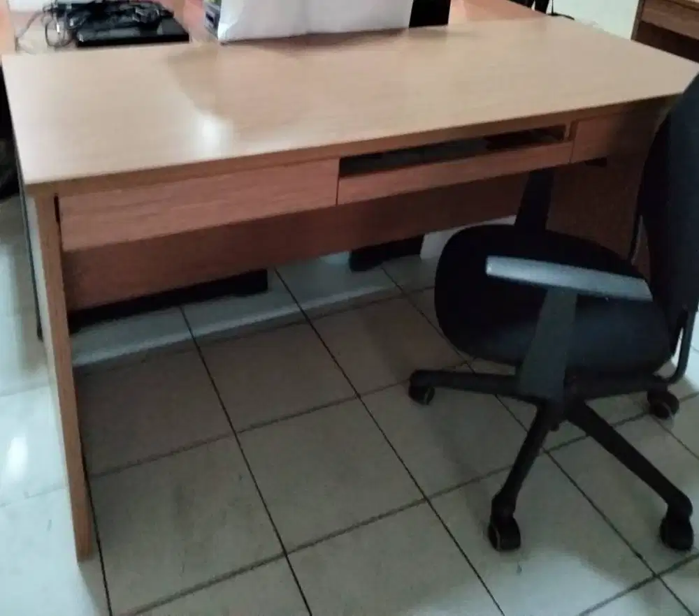 Meja Komputer Besar Ukr60 X 148 ada lacinya