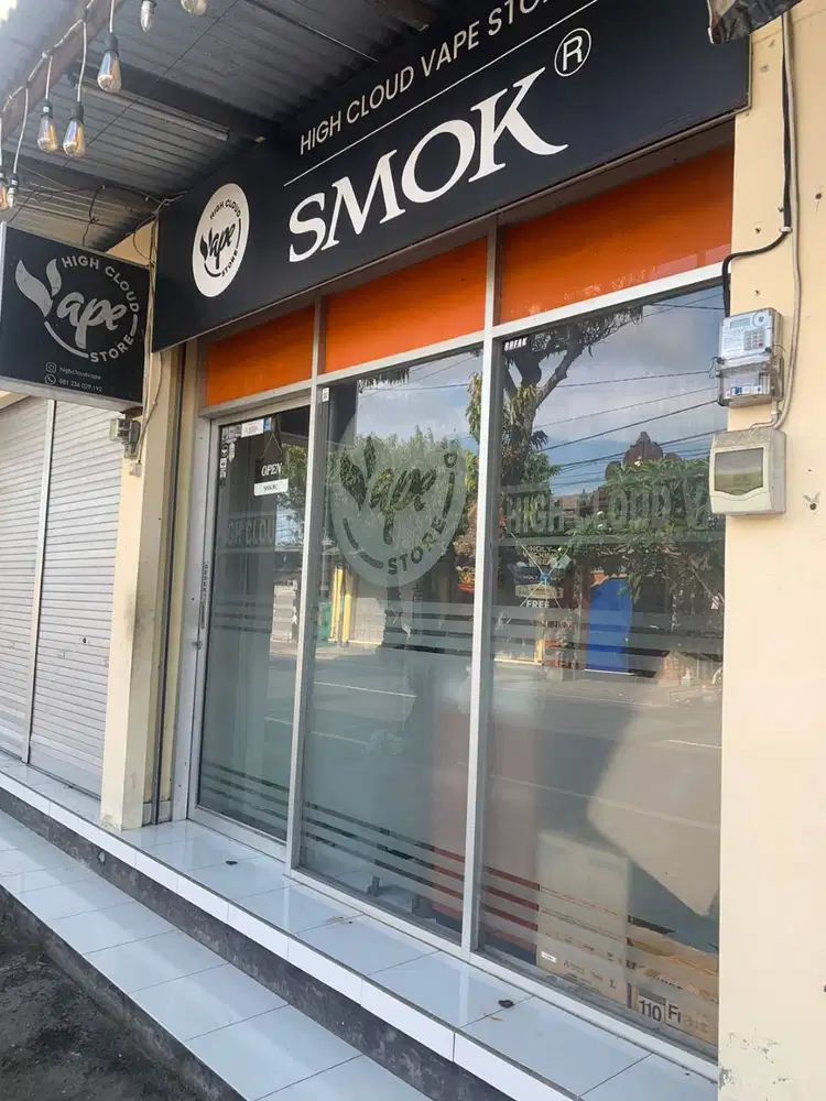 Dengan memasang stiker sanblas dan kaca film pada kamartidur aman