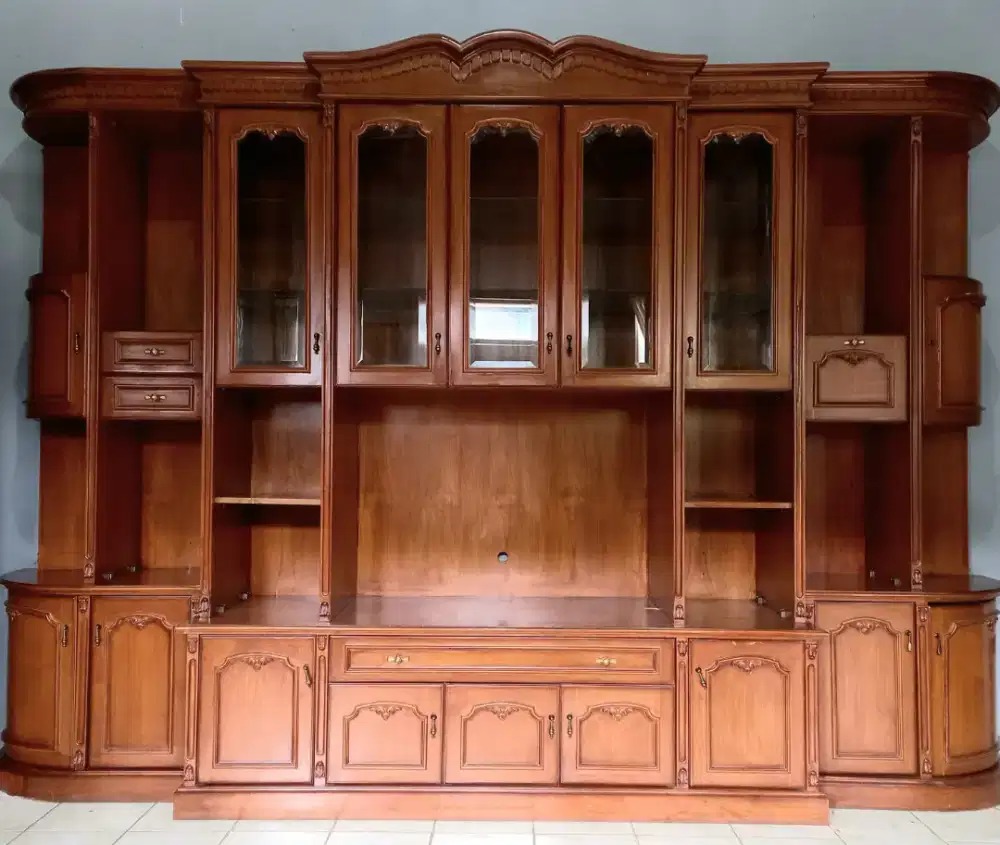 LEMARI PAKAIAN DAN PAJANGAN