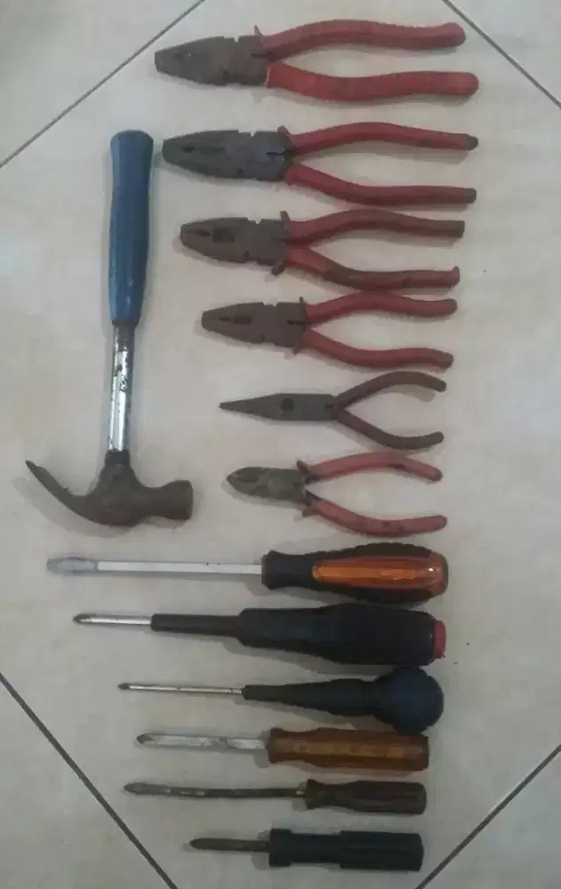 Obeng kembang/minus, tang dan palu