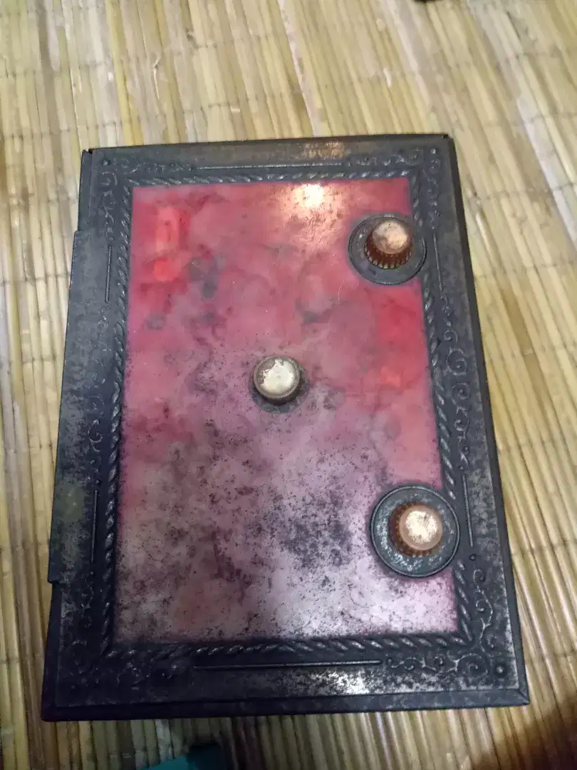 kaleng brankas lawas