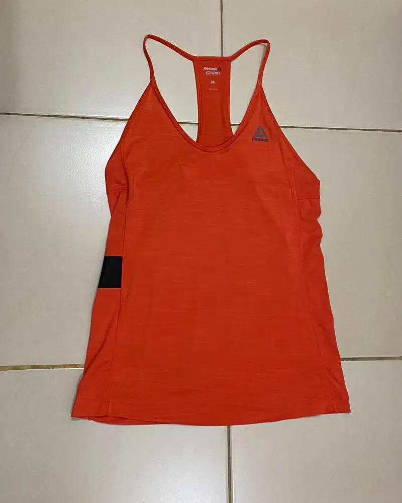 Preloved baju olahraga wanita Reebok Activhill ori - size M