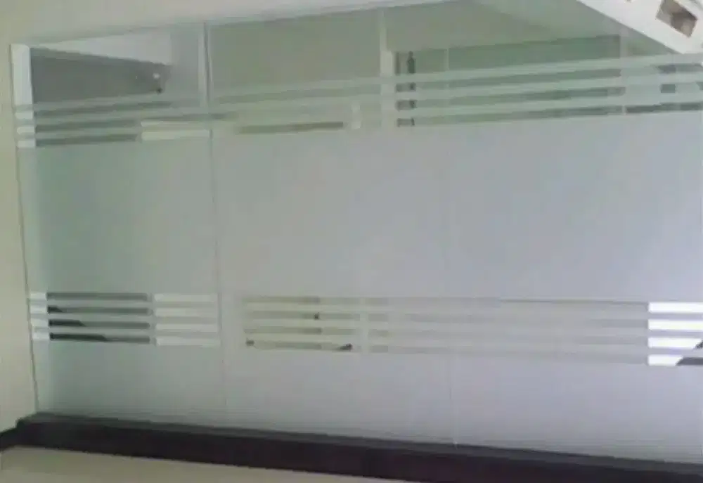 Memasang stiker Sanblas dan Kaca Film sesuai media kaca yang ada