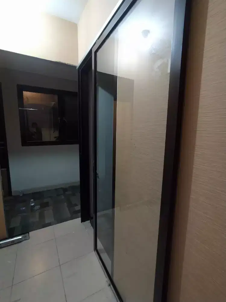 Tukang partisi kaca dan tukang plafon