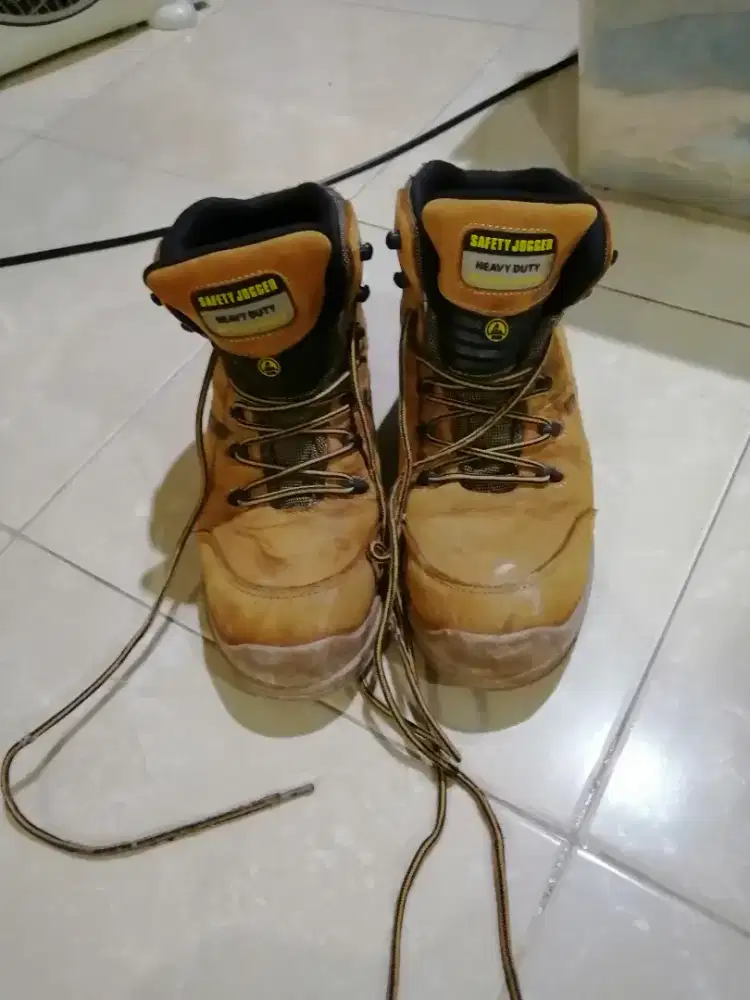 Sepatu proyek/lapangan