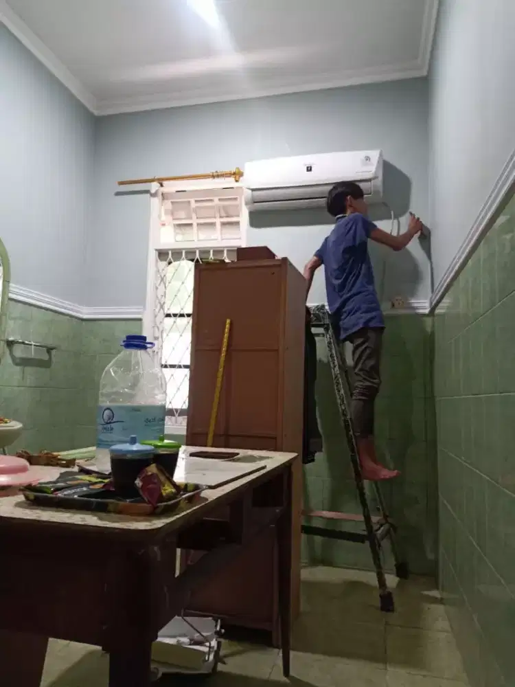 Tukang pasang wallpaper setiker dan vinyl