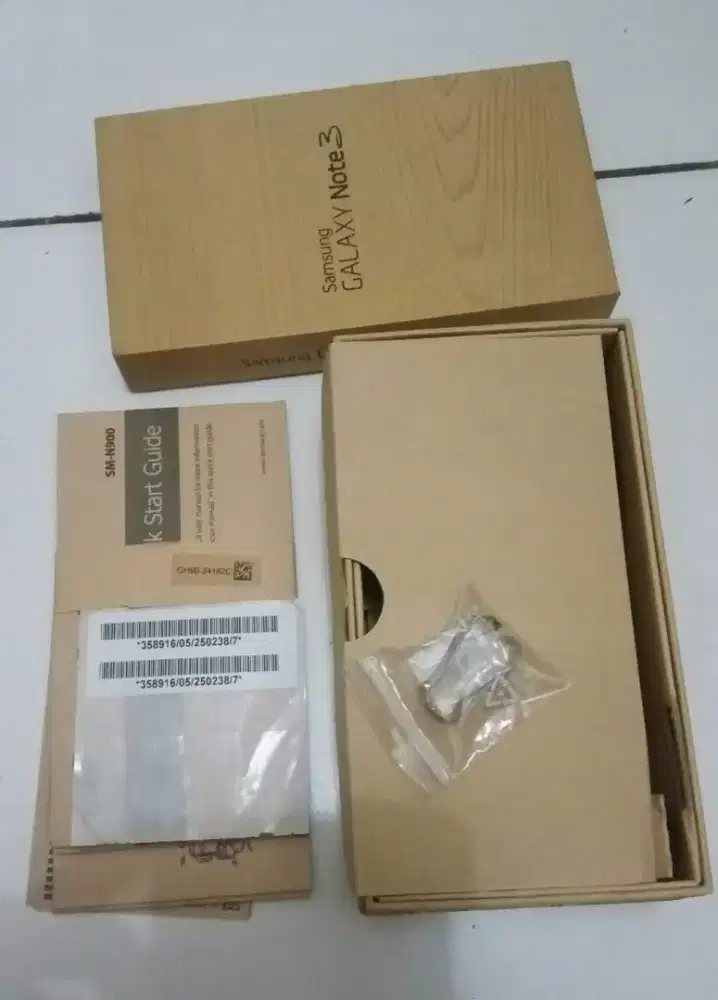 Box dus SS galaxy note 3 dan buku2 nya .