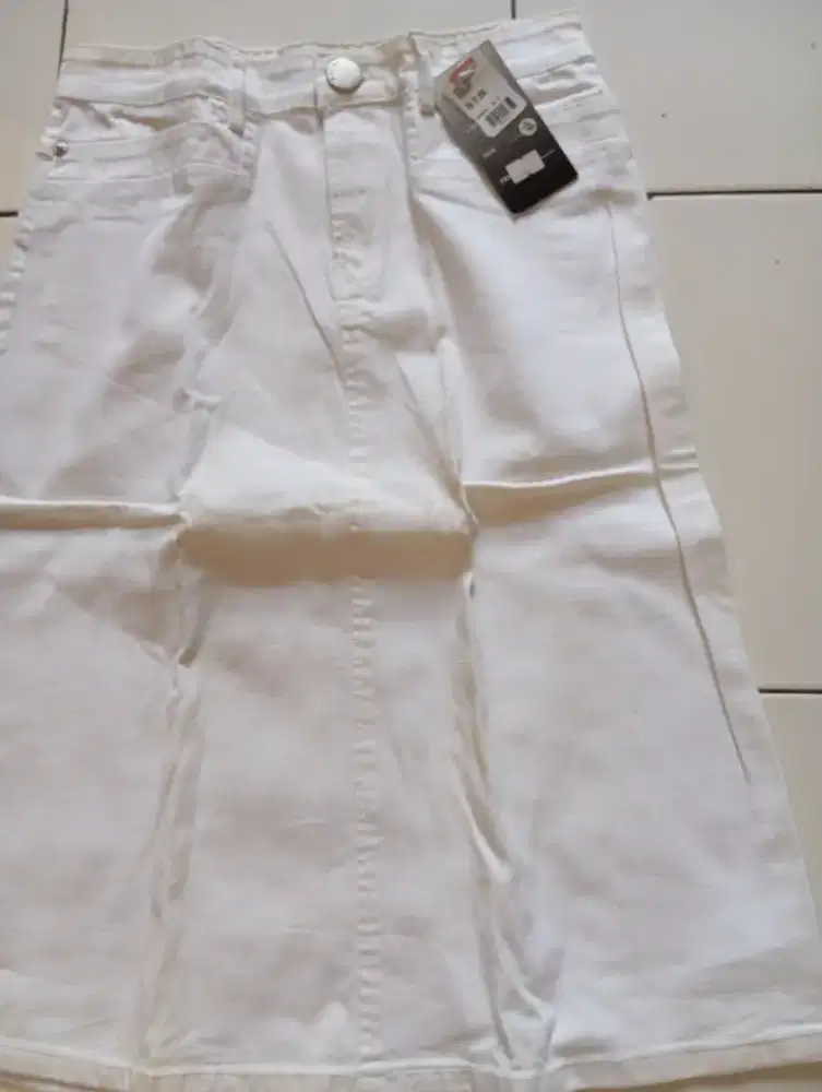 Rok putih, seragam siswa/perawat