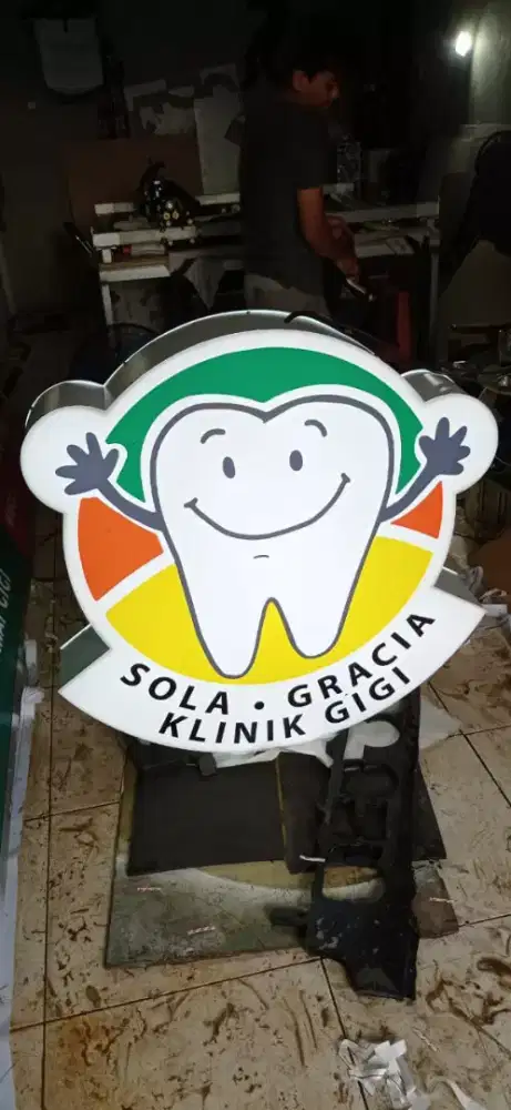 Neonbox pola bentuk neonbok huruf timbul plang gigi