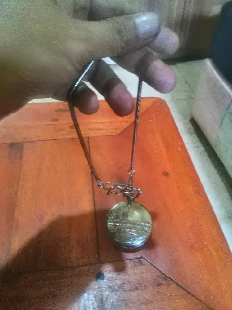 jam kalung suvenir dari arab.