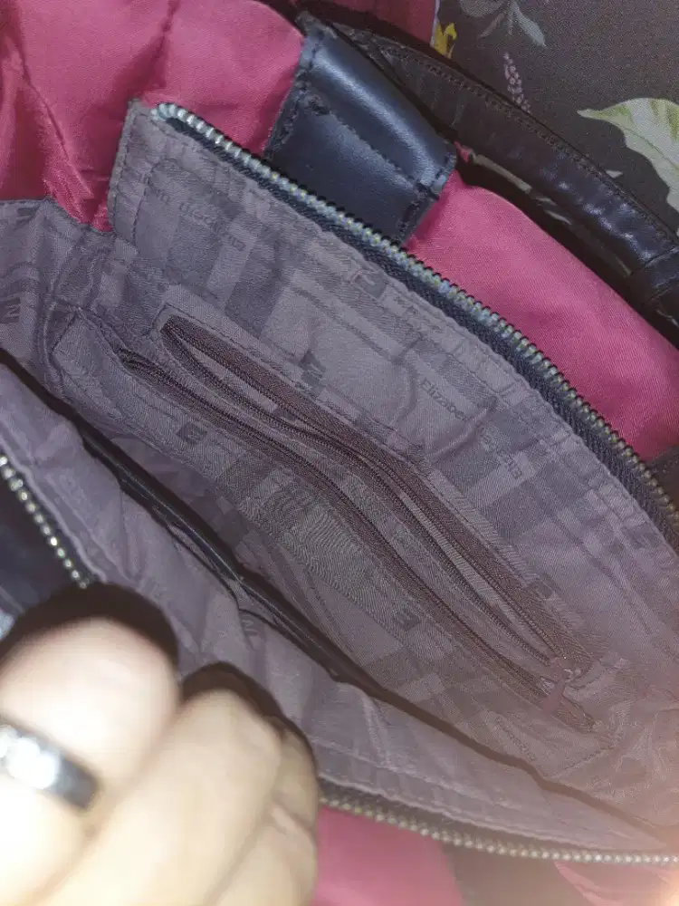 Tas merah elisabeth muat banyak
