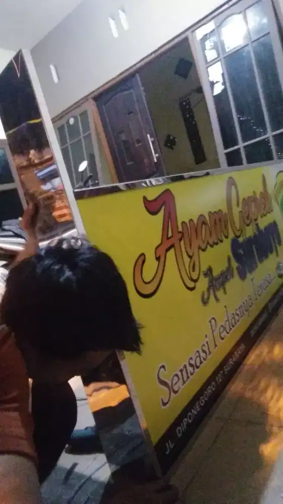 Neon box dan papan nama