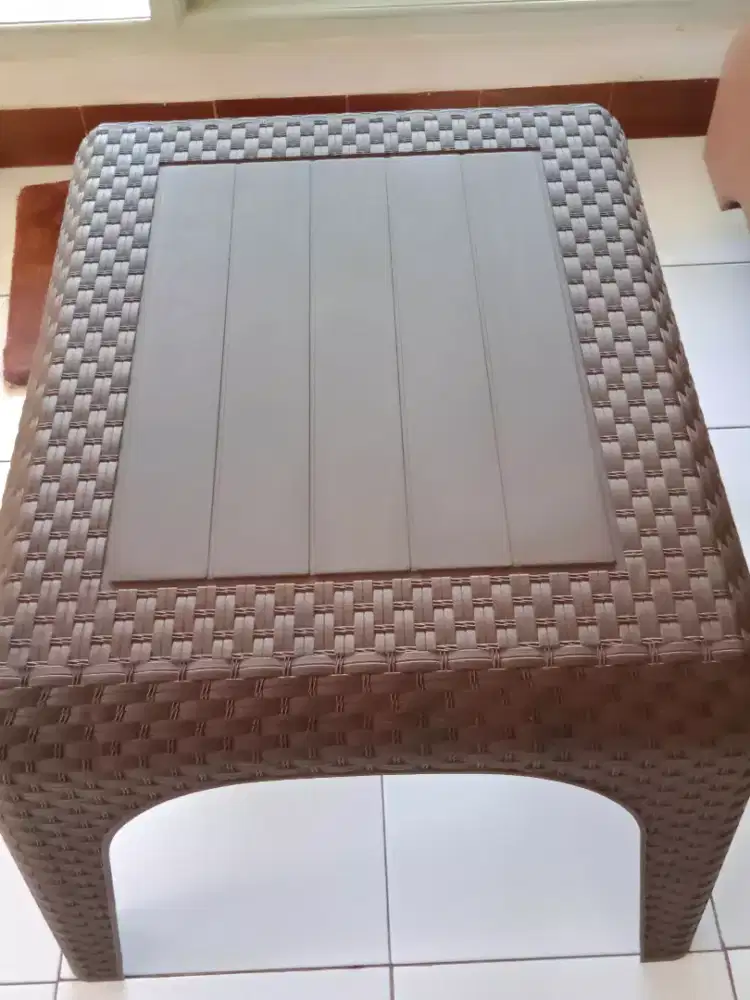 MEJA PLASTIK BENETTON WAPOLLIN