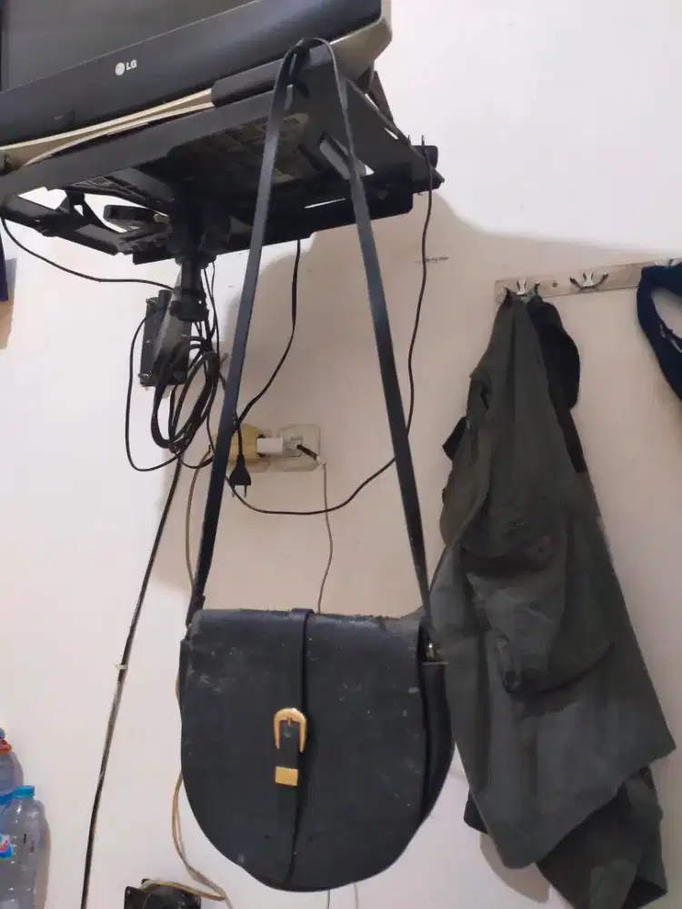 Tas bahan kulit warna hitam