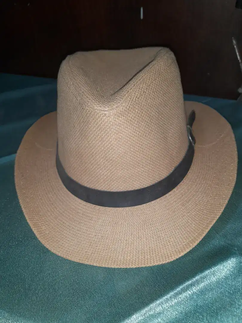 Topi cowboy bisa untuk golf atau santai