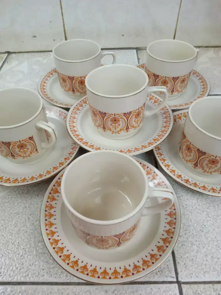 Set cangkir dan tatak batik