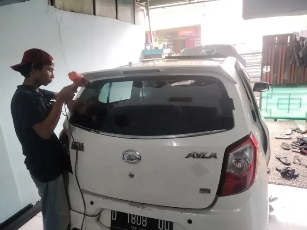 teknisi panggilan kaca film mobil berbagai merk