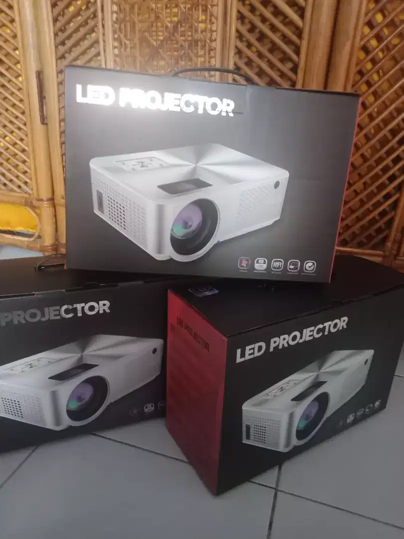 Proyektor projector infokus C9 barang baru garansi bisa di anter