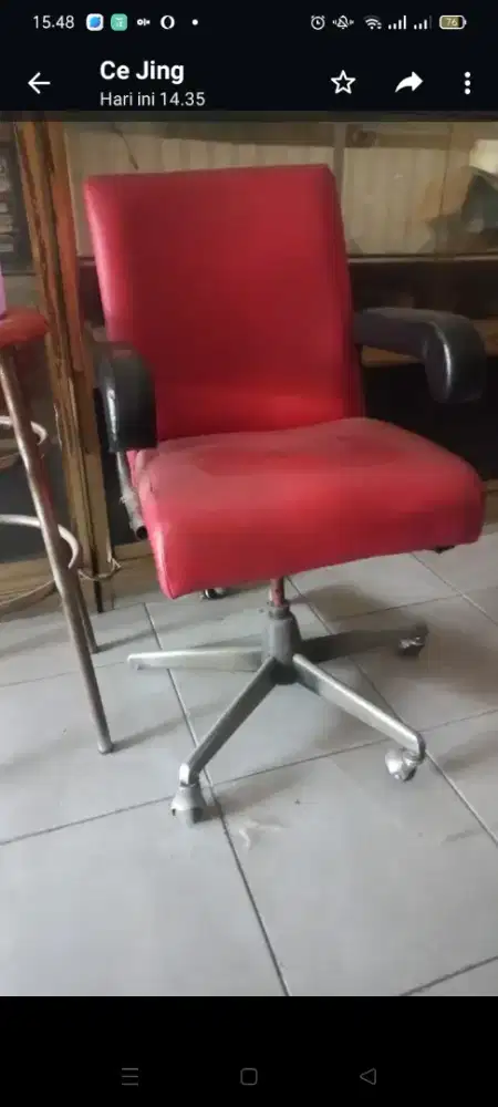 Kursi merah hitam bisa putar ada rodanya