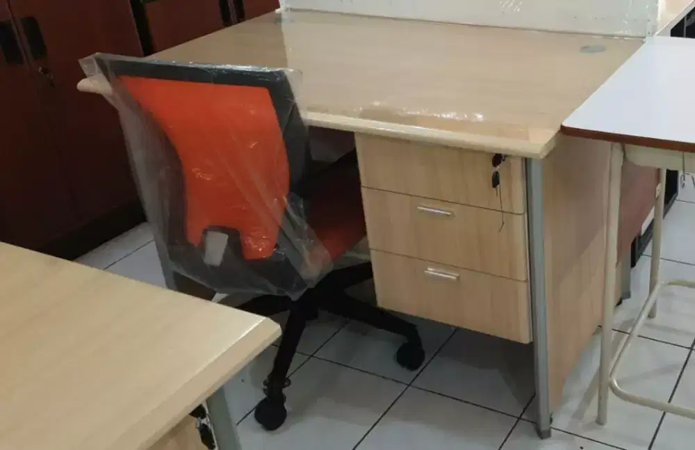 MEJA KANTOR / MEJA KERJA UNO MODERN