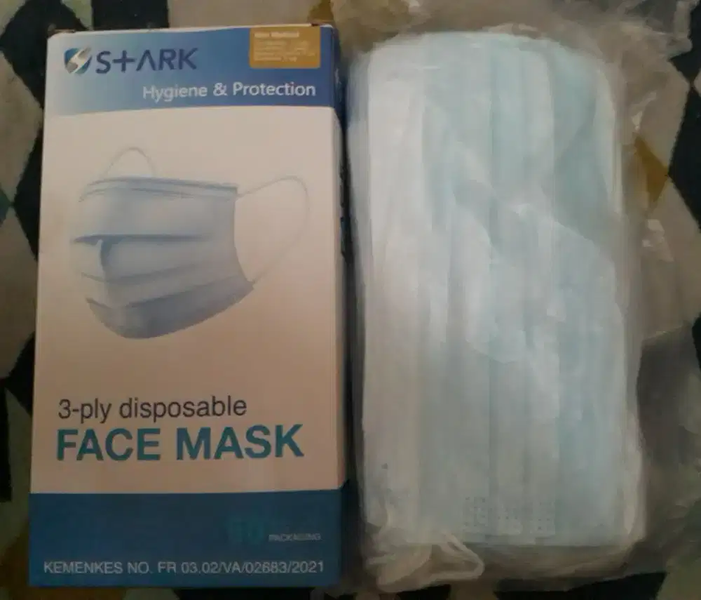 Disposable face mask earloop 3 ply kemenkes isi 50 pcs Rp 15.000