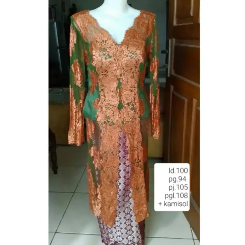 Kebaya modern plus kamisol hijau orange