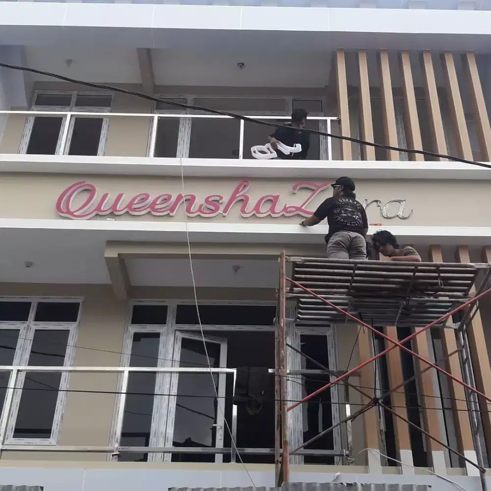 Huruf timbul, Signage, Reklame