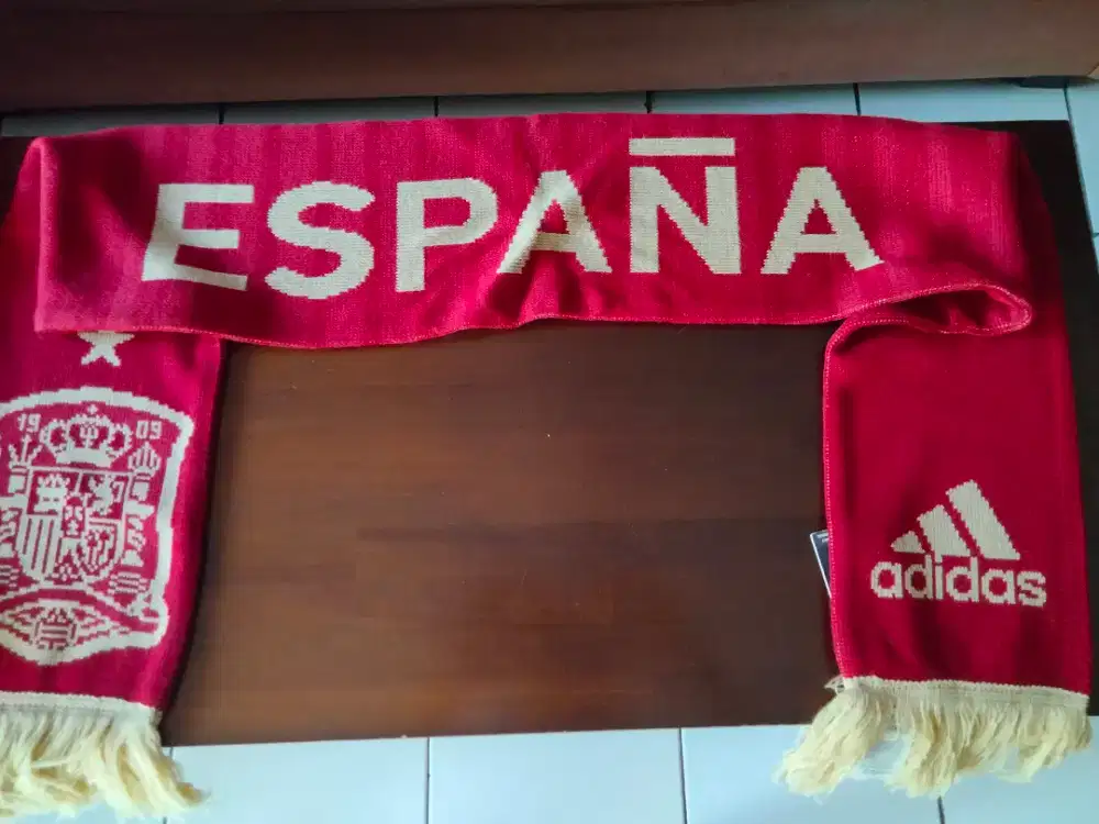 Syal atau scarf timnas Spanyol merk Adidas ORI