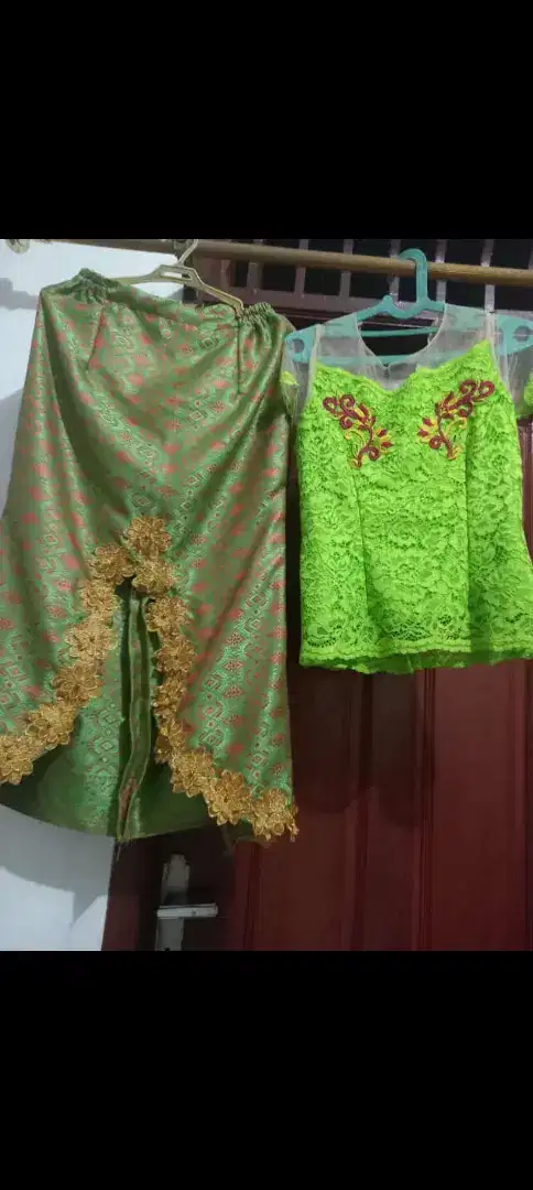 kebaya dan rok nya masih baru