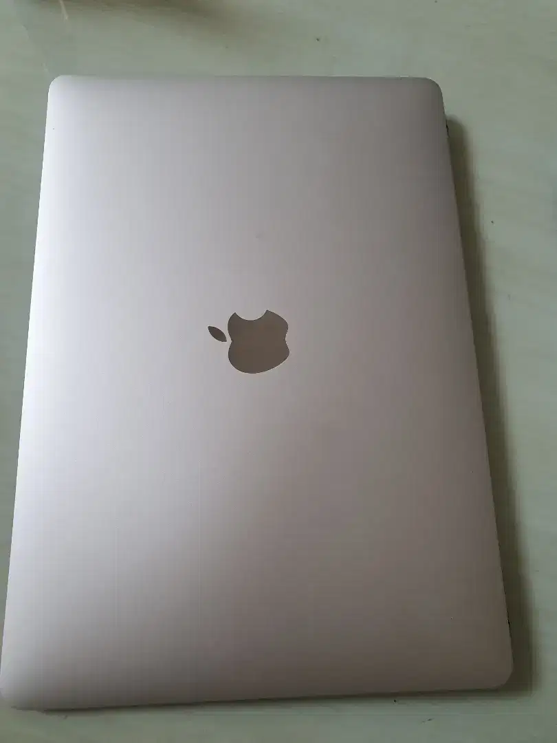 Jual layar macbook. Kondisi waktu hidup bergaris sesuai foto.