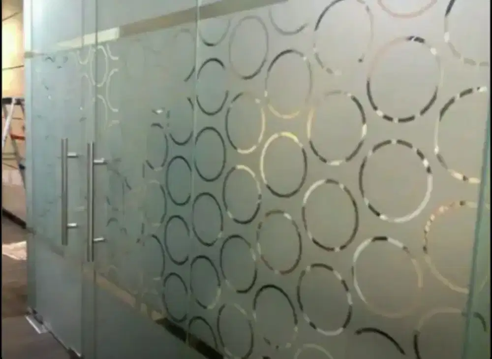 Pasang stiker sanblas kaca film tdk akan merusak kaca kamar mandi