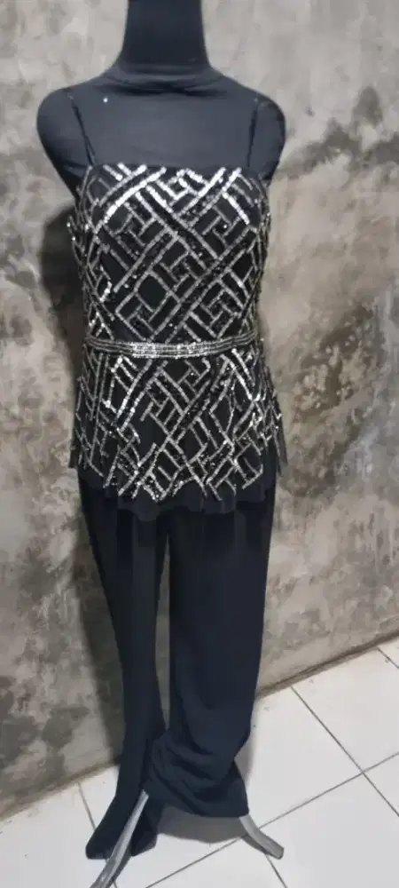 Jumpsuit hitam size 14