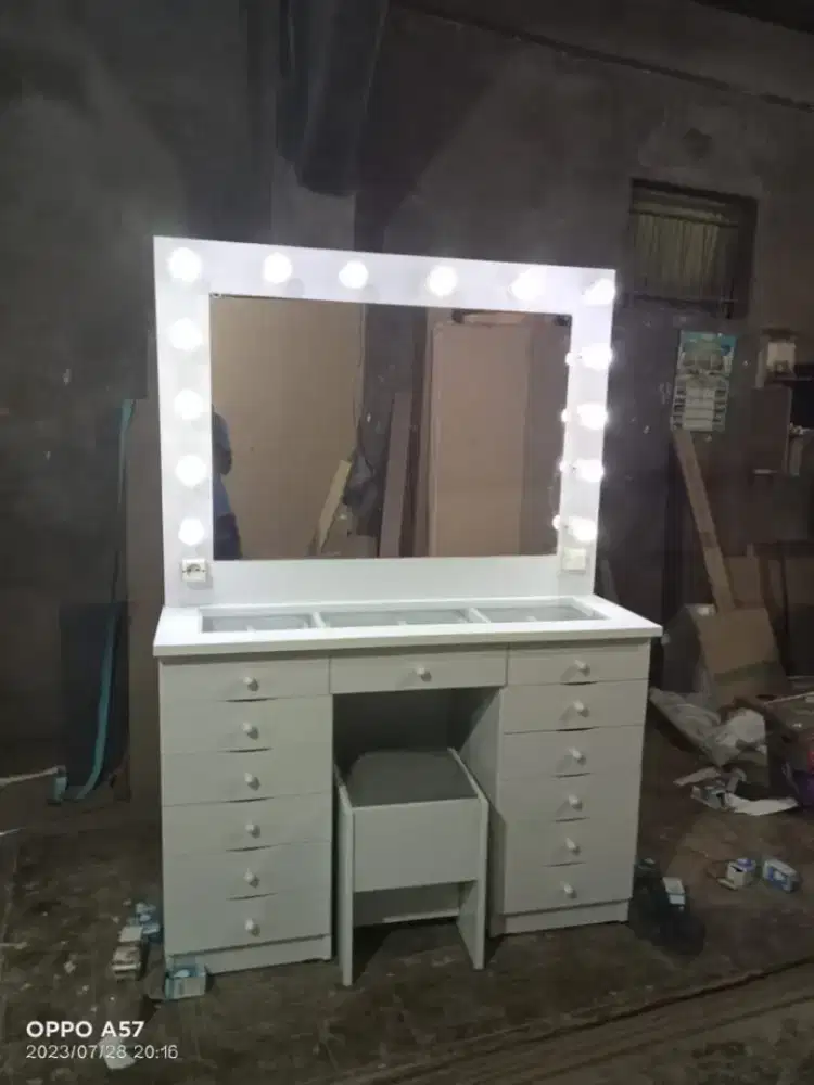 Meja rias Dwi Furniture