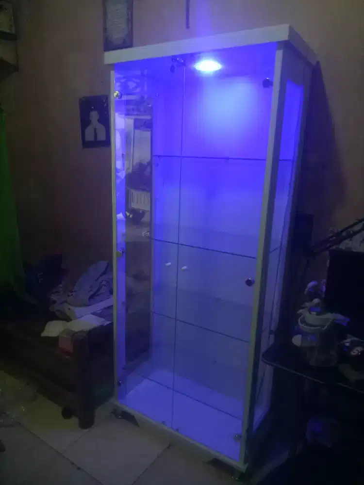 Lemari pajangan rak kaca lampu dwonlight 3 warna